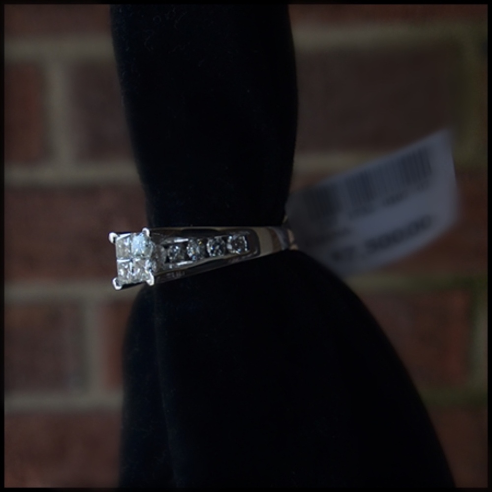 Diamond Ring - Picture 3 of 4